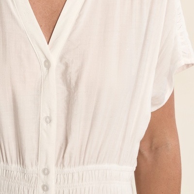 Vestido branco com botões e cintura franzida