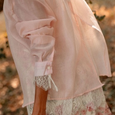Blusa rosa clara transparente com renda branca e saia floral