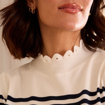 Camisola branca de malha com riscas azuis e gola ondulada