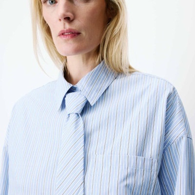 Camisa azul clara riscada com bolso e gravata do mesmo tecido