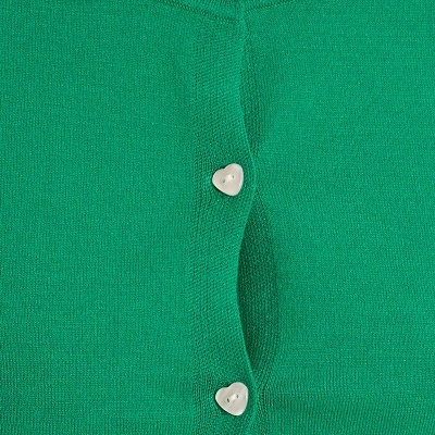 Camisola verde com botões em forma de coração.