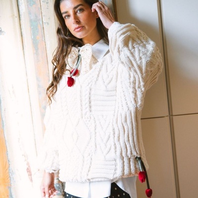 Camisola de malha grossa branca com pompons vermelhos e padrão trançado