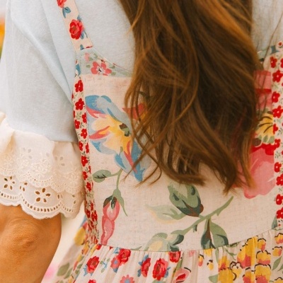 Vestido floral colorido com alças finas e camisa branca de renda