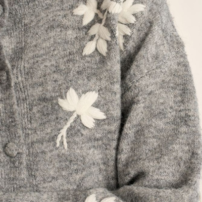 Camisola cinzenta de malha com flores brancas bordadas