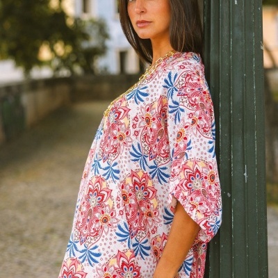 Vestido longo com padrão floral colorido, mangas 3/4, decote redondo