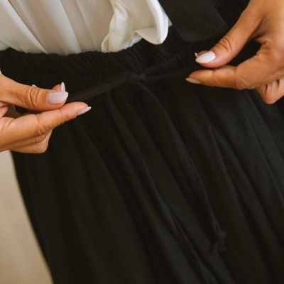 Saia ou calça preta com cintura elástica e cordão ajustável