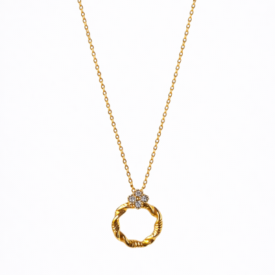 Colar dourado com pendente circular e flor com pedras brilhantes
