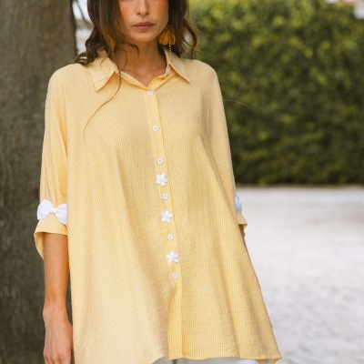 Camisa feminina amarela com riscas brancas e laços nas mangas