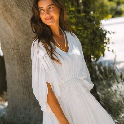 Vestido branco leve com mangas largas e franzidos na cintura