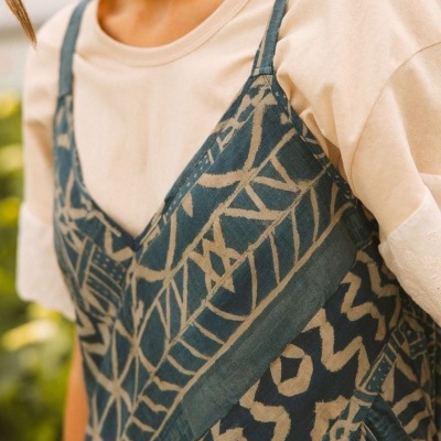 Vestido azul com padrão geométrico bege e t-shirt bege clara
