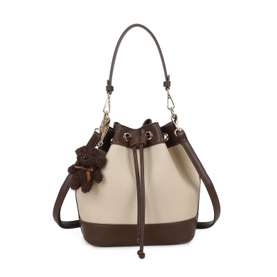 Mala saco creme com detalhes castanho e ursinho de peluche pendurado