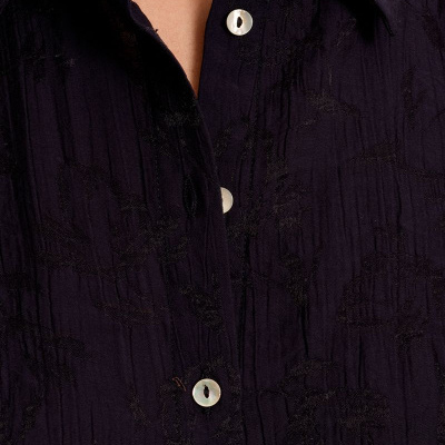 Camisa preta com botões brancos e padrão floral jacquard