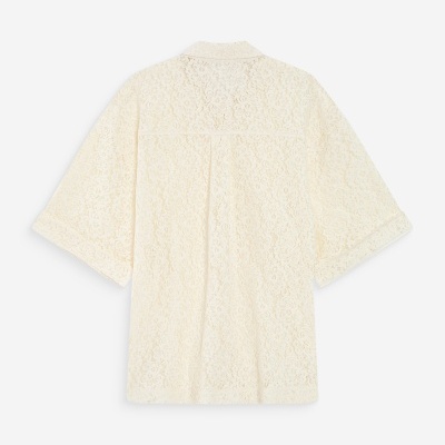 Casaco feminino de renda creme com padrão floral visto de costas