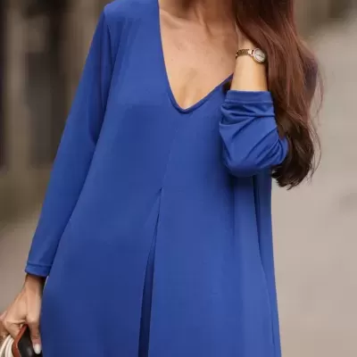 Vestido comprido azul com decote em V e mangas compridas