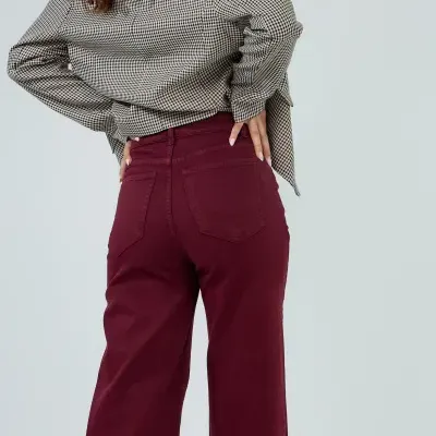 Jeans cintura alta vinho e camisa xadrez preto e branco