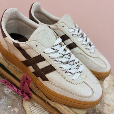 ténis brancos com riscas castanhas e sola castanha