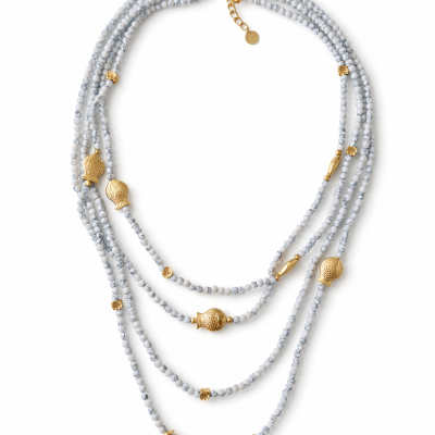 Colar de contas brancas com detalhes dourados em fundo branco