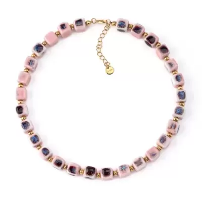 Colar com contas quadradas rosa, azul e preto, com detalhes dourados.