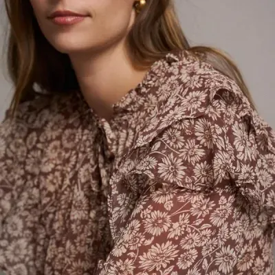 Blusa floral castanha com folhos nos ombros