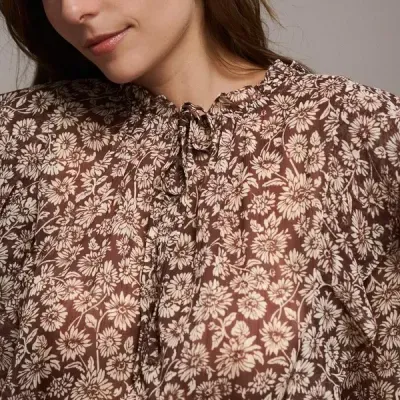 Blusa feminina castanha com flores bege e gola franzida com laço