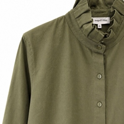 Camisa verde oliva com gola alta folhada e botões
