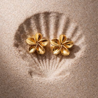 Brincos florais dourados em concha impressa na areia