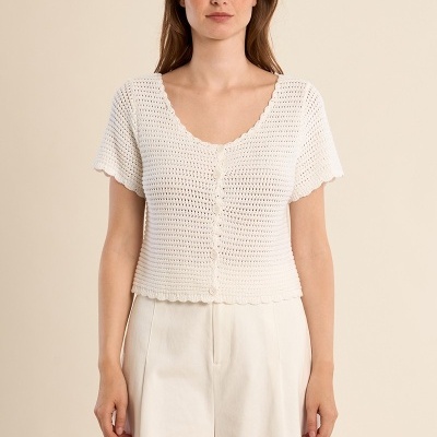 Top feminino branco de malha crochetada com botões na frente e calções brancos