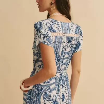 Vestido com padrão floral azul e branco com detalhe em renda nas costas