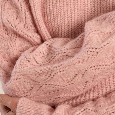 Casaco de malha rosa em lã com padrão trançado e textura macia