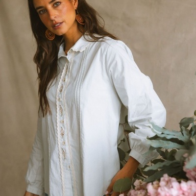 Camisa branca feminina com bordados florais e detalhes de renda