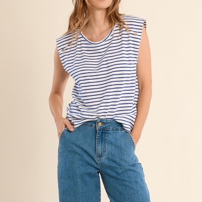T-shirt riscas azuis e calças de ganga azuis largas numa modelo