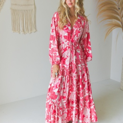 Vestido comprido vermelho e branco com padrão floral e mangas compridas