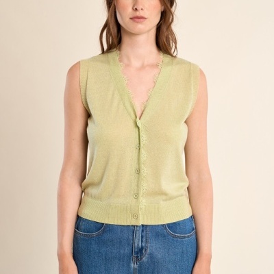 Top feminino verde claro com botões e jeans azul
