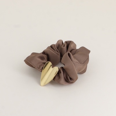 Elástico de cabelo castanho com pendente dourado em forma de coração