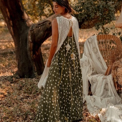 Vestido longo verde às bolinhas com cardigan branco de malha rendada