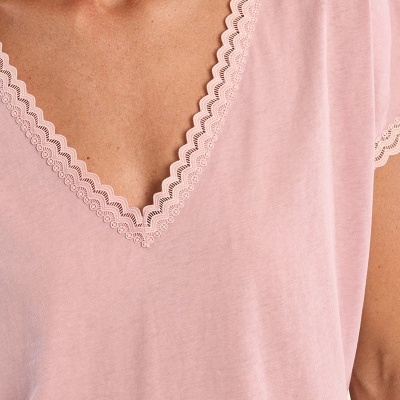 Top rosa claro com decote em V e renda delicada
