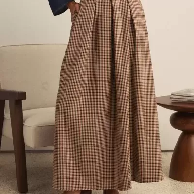Saia comprida xadrez bege e castanho com camisa de ganga azul e sapatos vinho