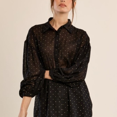 Blusa preta semi-transparente com pontos brancos e calças pretas