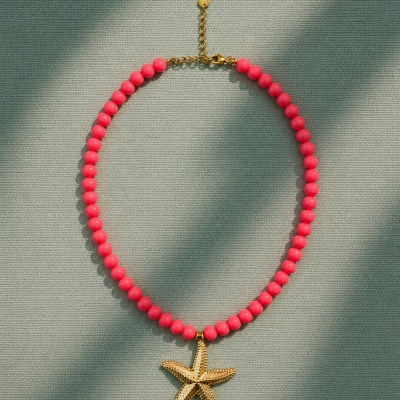Colar com contas rosa fluorescente e pendente de estrela-do-mar dourada