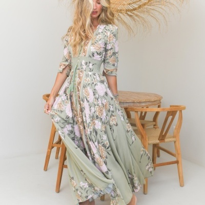 Vestido maxi floral verde-oliva com cintura franzida em modelo feminino