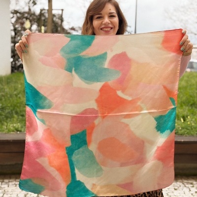 Lenço colorido abstrato segurado por mulher