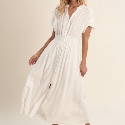 Vestido comprido branco de botões com mangas curtas e cinto