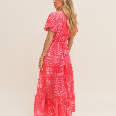 Vestido comprido vermelho com padrão branco visto de costas
