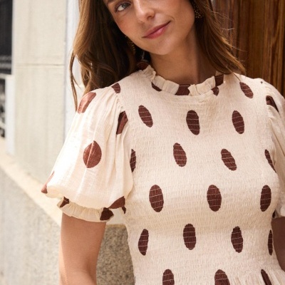 Vestido creme com bolinhas castanhas e mangas bufantes