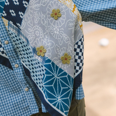 Lenço colorido com padrão patchwork e flores bordadas
