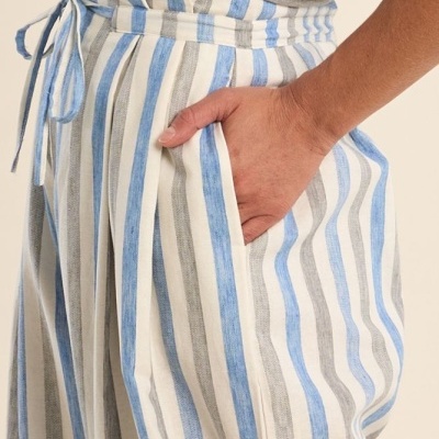 Calças às riscas verticais azul, cinzento e branco com bolso lateral e cordão no cós