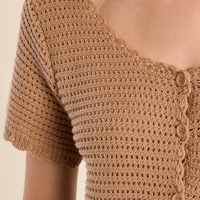 Camisola de malha castanha clara com botões e mangas curtas