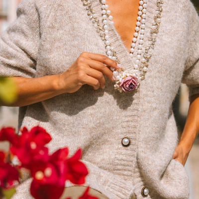 Camisola cardigan castanha clara com botões grandes e colar de pérolas com flor rosa