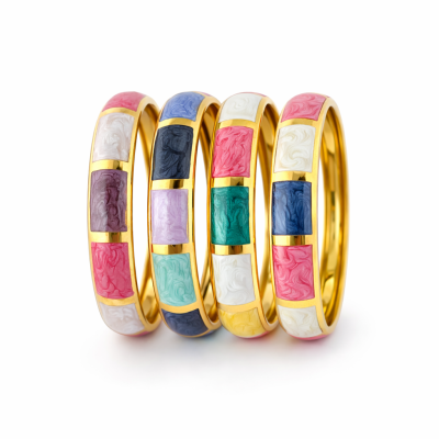 Quatro pulseiras douradas com quadrados coloridos em padrões marmoreados.