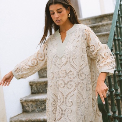 Vestido comprido bege de renda com padrão em espiral e gola em V